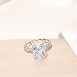 Venta al por mayor 5,50 Ct Radiant Cut & Cut Moissanite Diamond Solitaire Accent Anillo de compromiso Sólido 925 Plata y oro para ella - Product Image 1