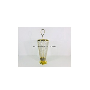 Porte-parapluie en métal antique robuste avec éléments fabriqués à la main, parfait pour organiser les parapluies de manière élégante - Product Image 1