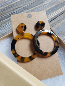 Boucles d'oreilles clous en bois et résine de haute qualité, forme personnalisée, tendance |   Léger, fait main, traditionnel, vintage, pour mariage et fête - Product Image 3