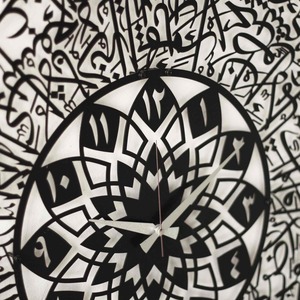 Élégante horloge murale islamique en métal Design moderne traditionnel Idéal pour la décoration de la chambre, du salon, du bureau ou de la cuisine - Product Image 6