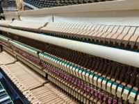 Piano Vertical Kawai KU3B de 88 Teclas Contrapesadas, Estilo Clásico, Piano Acústico para Tocar, Montaje en Suelo, Tablero de Madera Sólida KU3