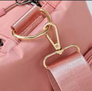 กระเป๋าทรงดัฟเฟิลกระเป๋าเดินทางทรงดัฟเฟิลหนังสำหรับสตรีขนาดใหญ่พิมพ์ลายโลโก้แบบกำหนดเองสีดำ - Product Image 3