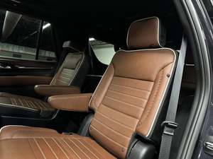 El GMC Yukon Denali Ultimate 4WD 2024 cuenta con un potente motor V8 de 6.2L (420hp/460tq) y una transmisión automática de 10 velocidades. - Product Image 2