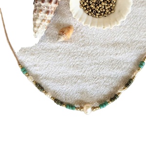 Collier ras du cou tendance en perles et feuilles, fait main, avec pendentif en pierres précieuses (labradorite, pierre de lune) pour femme - Product Image 1