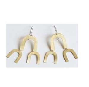 ต่างหูโลหะลวดลายดอกไม้ที่สวยงามพร้อมรายละเอียดที่ซับซ้อนและพื้นผิวแบบโบราณเพื่อให้ดูมีความซับซ้อนและดูเป็นผู้หญิง - Product Image 4