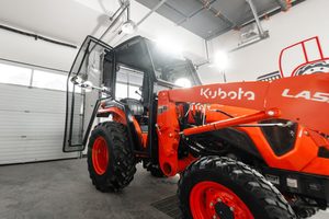 Nouveau tracteur à roues Kubota La526 avec chargeur frontal, couleur rouge, machines agricoles - Product Image 4