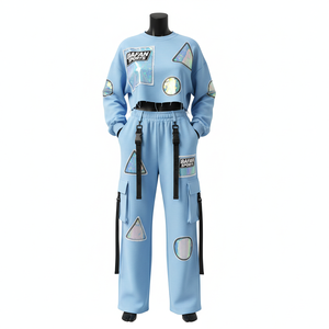 Conjunto de sudadera corta y pantalones cargo de felpa de algodón y poliéster premium de 320 GSM con logo reflectante azul para mujer - Product Image 1