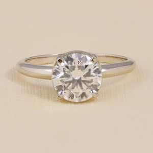 แหวนหมั้นเพชรทรงกลมเจียระไนแบบโซลิแทร์ ผลิตในห้องปฏิบัติการ เงินสเตอร์ลิง ความใส VS1 สวยงาม เป็นทางเลือกที่มีจริยธรรมแทนเพชรธรรมชาติ - Product Image 4