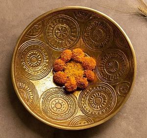 Vente en gros de plateau de service décoratif en métal gaufré doré au prix de gros de l'exportateur indien - Product Image 4