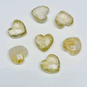 Pierre précieuse en quartz rutilé doré sculptée à la main en forme de cœur, pierre de fabrication de bijoux de 10 mm - Product Image 2
