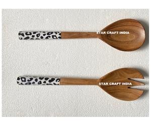 Ensemble de service à salade 2 pièces artisanales indiennes de haute qualité, incrustation de résine et de bois, cuillère à mélanger et fourchette pour la salle à manger. - Product Image 1