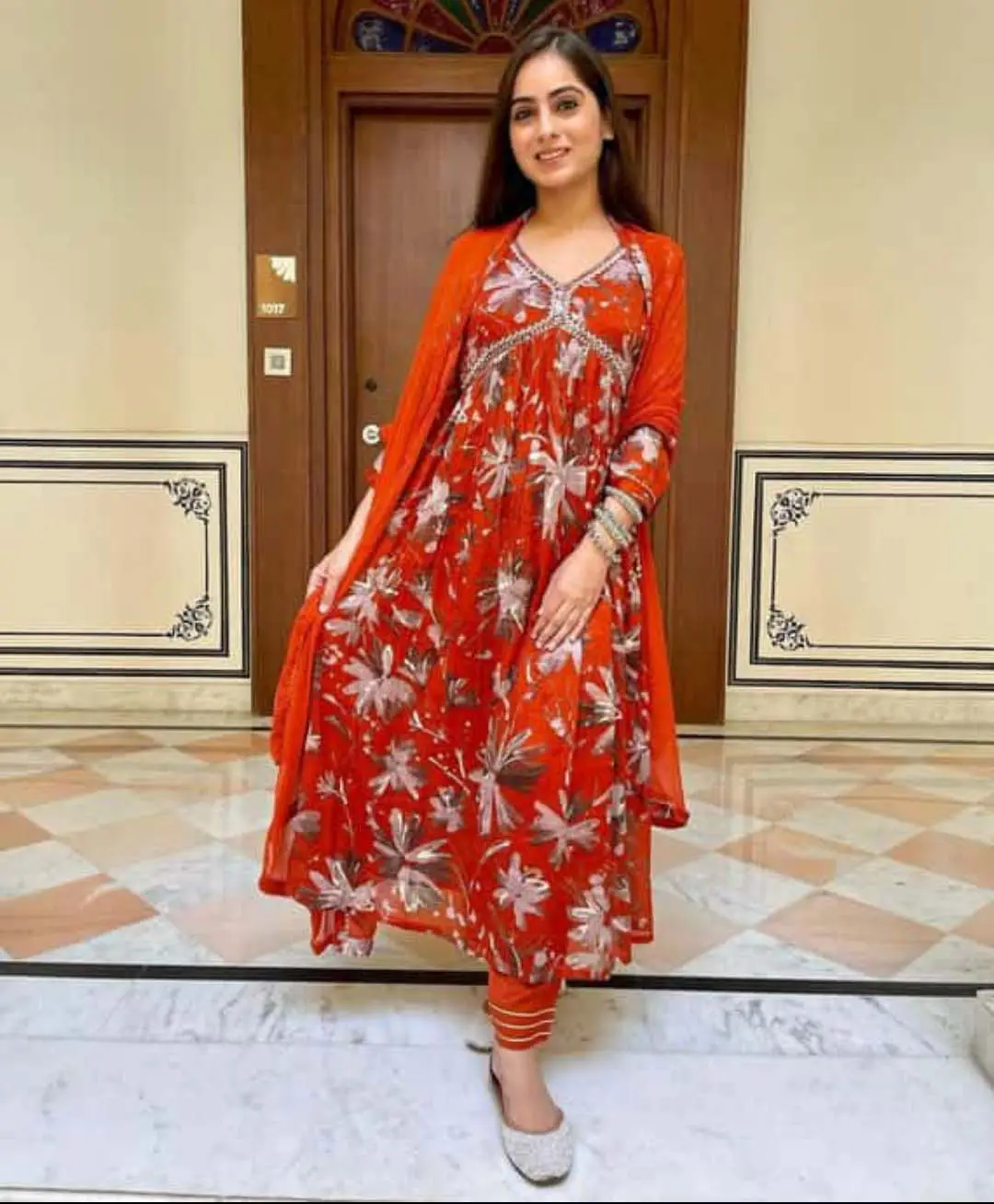 Afia Lucknowi Chikankari rotfarbene Georgette Stoff Kurze Kurti Baumwolle Seidenkurti mit Hosen und geflochtenen Dupatta-Anzüge für Damen