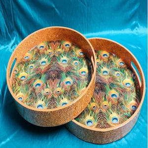 Plateau en résine et en bois sur mesure conçu des plateaux circulaires avec des motifs floraux et géométriques en bleu et blanc avec une bordure bleue - Product Image 4