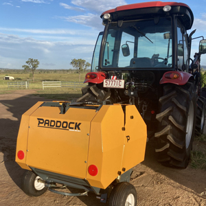 Presse à foin agricole avec compatibilité tracteur et taille de balle réglable pour une performance polyvalente sur le terrain - Product Image 3