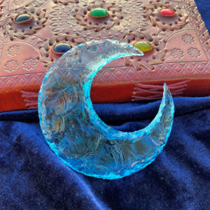 Ornement de croissant de lune en cristal d'opalite bleue fait à la main, soulagement de l'anxiété au toucher réel, belle pierre semi-précieuse naturelle artisanale - Product Image 1