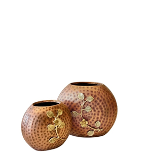 Florero de Metal con Acabado de Cobre Martillado Hecho a Mano al por Mayor, Forma de Lágrima con Detalles de Hojas de Latón para Decoración del Hogar - Product Image 2