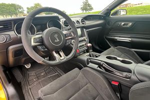 Ford Mustang Shelby GT350 d'occasion de 2017, 15 000 miles, 1 propriétaire, boîte manuelle 6 vitesses, Voodoo V8, Triple Yellow Tri-Coat - Product Image 4
