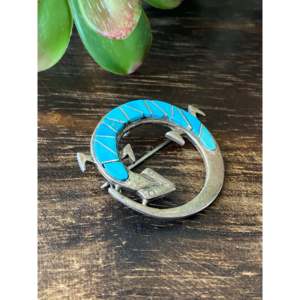 Broche/Pin de Plata de Ley con Incrustaciones de Turquesa Sleeping Beauty de Wilson Dawes, Elegante Regalo para Ocasiones Especiales - Product Image 2