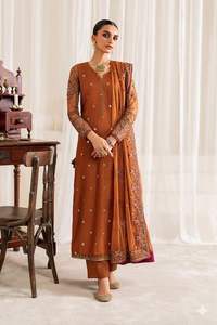 Traje de Diseñadora Paquistaní Modesto con Hermosas Cuentas y Bordados, Listo para Usar, Ropa Paquistaní para Mujer - Product Image 4