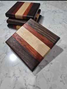 Sous-verres en noyer Les sous-verres en noyer élégants en bois de mangue naturel et d'acacia sont fabriqués et finis à la main - Product Image 4