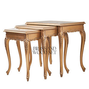 Ensemble de tables gigognes classiques dorées avec élégantes jambes courbées sculptées à la main et détails décoratifs pour une décoration intérieure de luxe - Product Image 1
