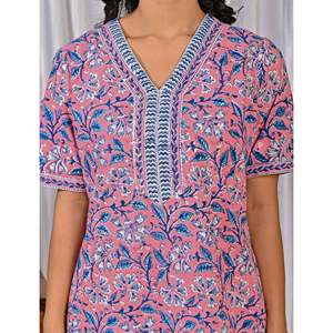 Robe de nuit 100 % coton imprimée à la main (motif Jaal), tissée douce, à imprimé floral et animalier, boutonnée, ODM pour les familles, commande minimum 3 pièces - Product Image 4