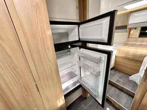 Autocaravana BAILEY AUTOGRAPH Usada a Bajo Precio, RV Blanca de Lujo, Emisión Euro 5, Capacidad para 4-6 Personas, para Camping, Piso Acrílico - Product Image 5