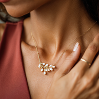 Collier avec pendentif en forme de feuille plaqué or et fausses perles pour femmes, bijoux élégants à porter au quotidien