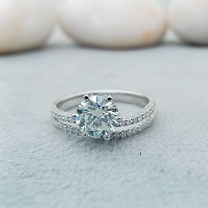 Forme RONDE Moissanite Fine Jewelry 925 ARGENT MASSIF OR Vvs Moissanite Diamant LUNETTE Bague de Fiançailles 2.0 CT Bague de Mariage Blanche - Product Image 1