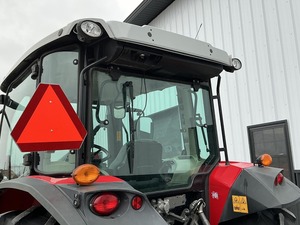 รถแทรกเตอร์ฟาร์ม Massey Ferguson 4707 ขับเคลื่อน 4 ล้อ สีแดง พร้อมที่ตักด้านหน้า ระบบเกียร์อเนกประสงค์ กำลังเครื่องยนต์ 70 แรงม้า - Product Image 4