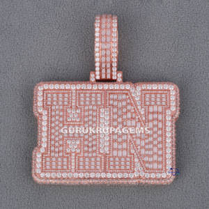 Moda Un colgante exclusivo intrincadamente de moda en plata de ley 925 con joyería de diamantes de moissanita de claridad VVS - Product Image 1