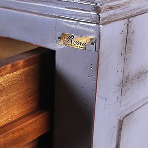 Modèle de placard de chambre à coucher n° 1902, Fabriqué en acajou avec 12 tiroirs à finition lisse - Product Image 4