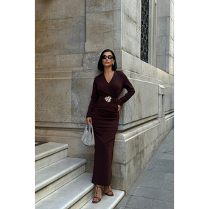 ชุดราตรีสีน้ำตาล คอวี แขนยาว ดีไซน์ยาวแบบจับจีบ พร้อมดีเทลประดับเอว - Product Image 4