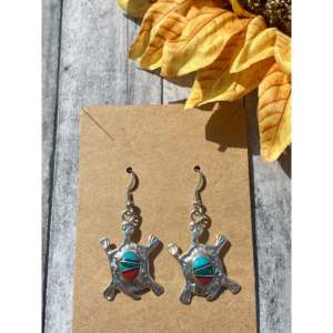 Boucles d'oreilles pendantes tortue incrustées de pierres turquoise et multicolores en argent sterling Joe Martinez pour cadeau - Product Image 1