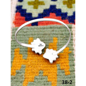 Pulsera Artesanal del Suroeste de Cuero de Búfalo Blanco con Santa María y Plata de Ley, Accesorio de Moda - Product Image 4
