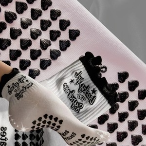 Calcetines de Pilates de Algodón de Alta Calidad, Bordado de Texto Personalizado, Puño con Volantes, Suela de Felpa Cómoda, Calcetines Antideslizantes para Mujer, Fábrica de Vietnam - Product Image 1