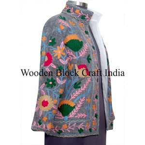 Chaqueta Acolchada de Invierno para Mujer, Hecha a Mano, de Alta Calidad, con Bordado Suzani, Tejido de Algodón, Diseño Estilo Bata - Product Image 4