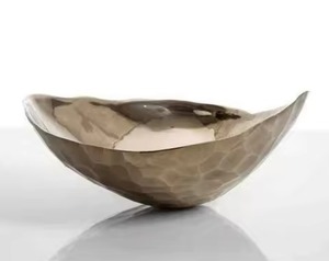 Frutero de metal dorado pulido que añade profundidad a la decoración al reflejar los colores y formas que lo rodean, recién llegado - Product Image 5