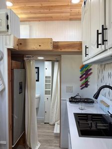 Mini-maison sur roues avec une chambre et un loft convertible LIVRAISON GRATUITE À TOUTES LES RÉGIONS - Product Image 5