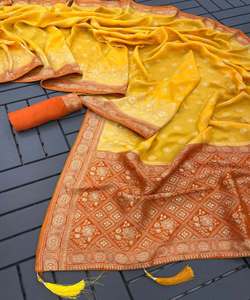 Saree de seda blanca con diseño estampado rojo para ropa de fiesta de boda elegante simple - Product Image 2