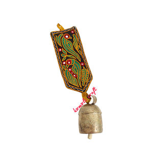 Cloches suspendues rustiques sur tissu de coton brodé, cloches de cuivre de style antique vintage ornements de décoration murale suspendus - Product Image 2