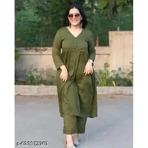 Ensemble Kurti et pantalon décontracté en coton vert uni pour femme avec poches latérales - Product Image 1