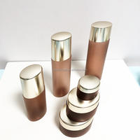 Botellas de embalaje cosmético de oro ámbar para champú de crema corporal y cuidado de la piel-Juego de varias capacidades de diseño esmerilado con tapa de pulverización de bomba PETG