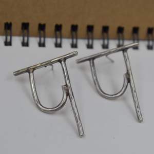 Boucles d'oreilles tendance en acier inoxydable avec mot hindi populaire personnalisé Boucles d'oreilles en argent doré pour femmes - Product Image 1