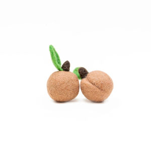 Adorno de melocotón de lana de fieltro ecológico hecho a mano con hoja, juguete suave de diseño moderno para niños o decoración del hogar, cumpleaños y Diwali - Product Image 1