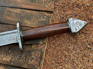 ดาบไวกิ้ง/ยุคกลาง ทำมือจากเหล็กกล้าคาร์บอนสูง ด้ามไม้โรสวูด พร้อมใบมีดปลายหอกคมหยัก ผลิตตามแบบ OEM - Product Image 6