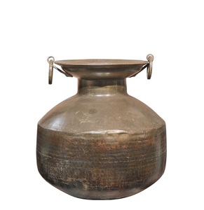 Vase à fleurs en métal de fer élégant et durable fabriqué à la main avec un design d'inspiration antique pour la décoration de la maison, les événements et les mariages - Product Image 1