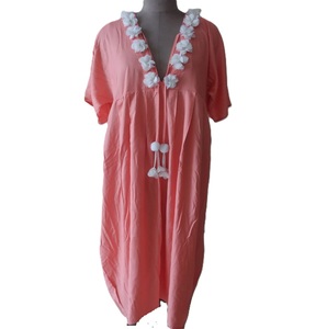 Fleur blanche sur la ligne de cou pêche viscose robe de vacances midi à manches courtes confortable robe anti-rétrécissement pour dames - Product Image 1