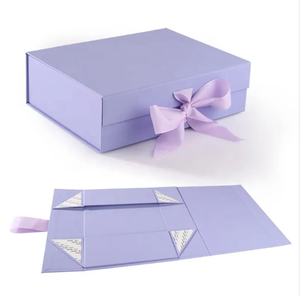 Caja de papel Kraft plegable reutilizable de estilo lujoso al por mayor, cinta en relieve, envío plano, laminación mate reciclada para regalo - Product Image 1