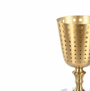 เตาเผาเครื่องหอมบาคูร์โลหะสีทองหรูหรา พร้อมฐานอะคริลิกและดีไซน์แบบเจาะรู เตาเผาอูดแบบอาหรับ สำหรับเป็นของขวัญในช่วงรอมฎอนของตะวันออกกลาง - Product Image 6